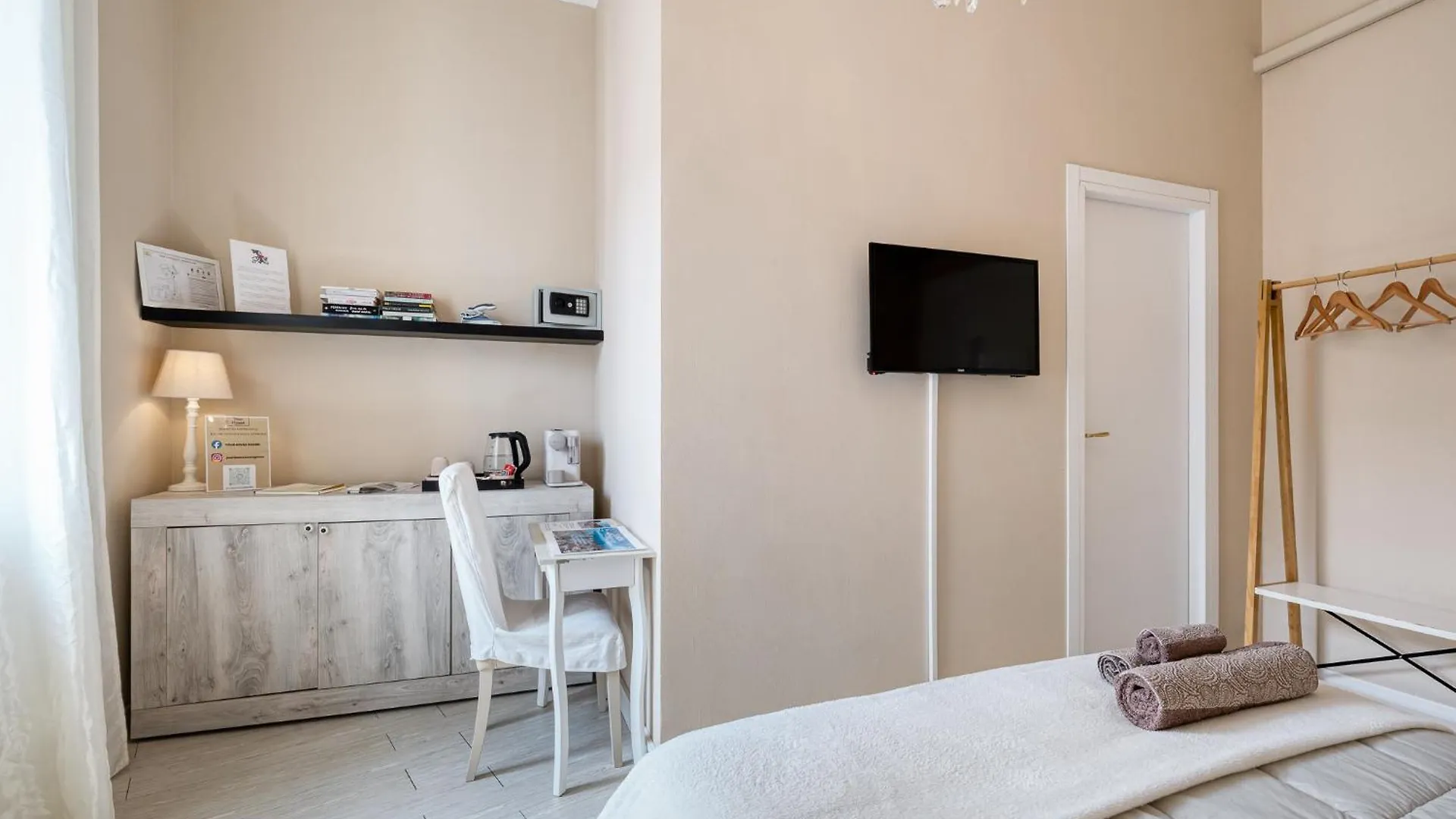 Your House Rooms جنوة 0*,  إيطاليا